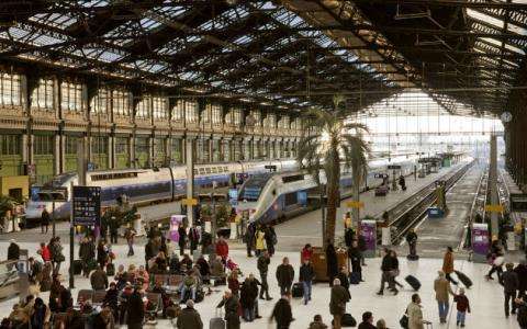 Arriver à Paris en famille ....Tous les moyens de transport pour se rendre au cœur de Paris, à partir d'une gare ou d'un aéroport : bus, métro, RER, taxi